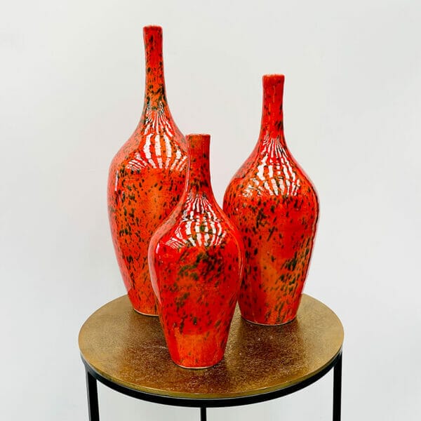 Notre vase Carla bouteille artisanal en terre cuite, teinté d'une vive couleur orange et subtilement moucheté de vert décoration boutique plume magasin de déco Rouen le petit quevilly Normandie