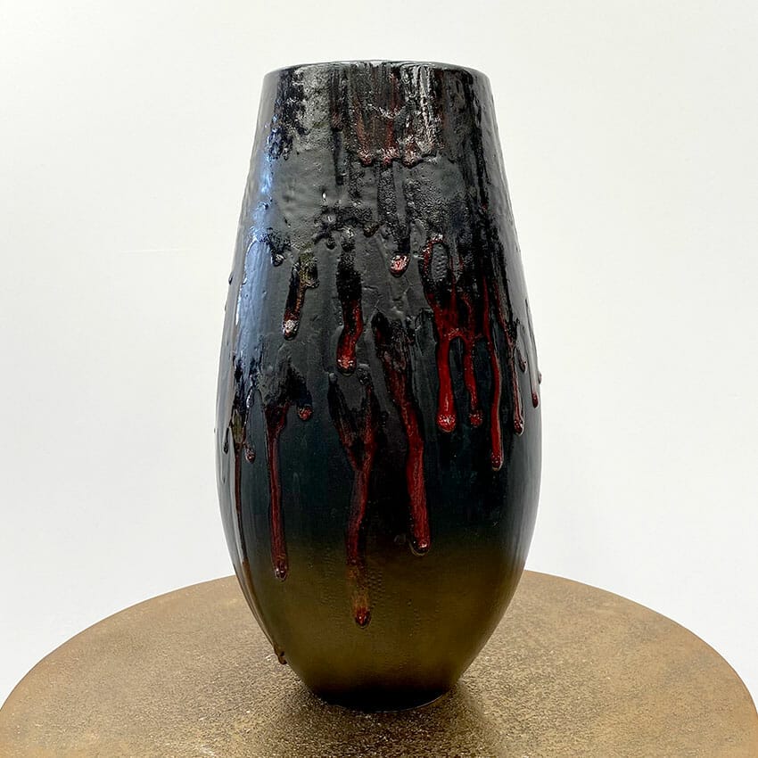 Le vase Léna, un vase artisanal en céramique (terre cuite) noir rehaussé de coulures rouges.