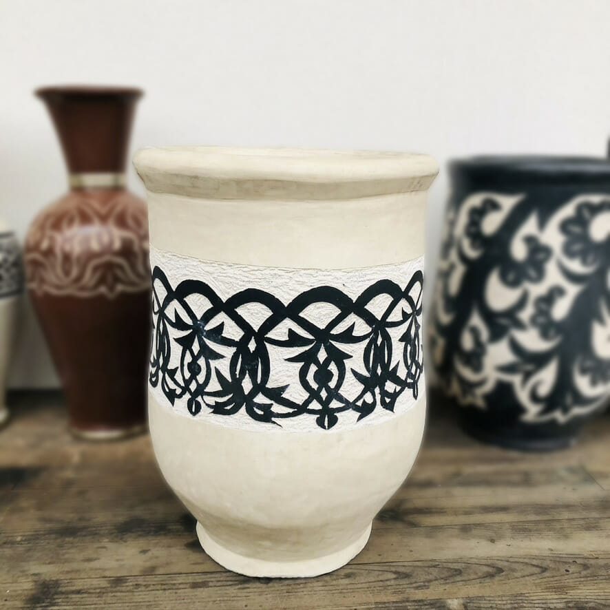jarre cache pot écru à motifs noirs en bandeau poterie