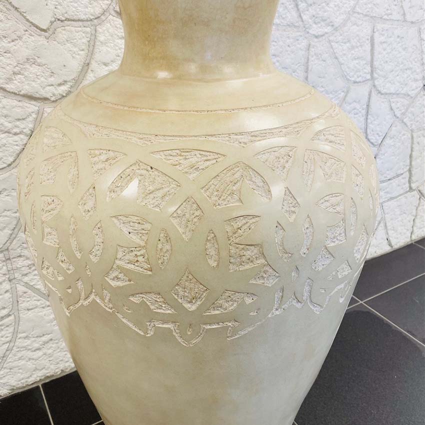 Grande jarre décorative en terre cuite sculptée - Beige