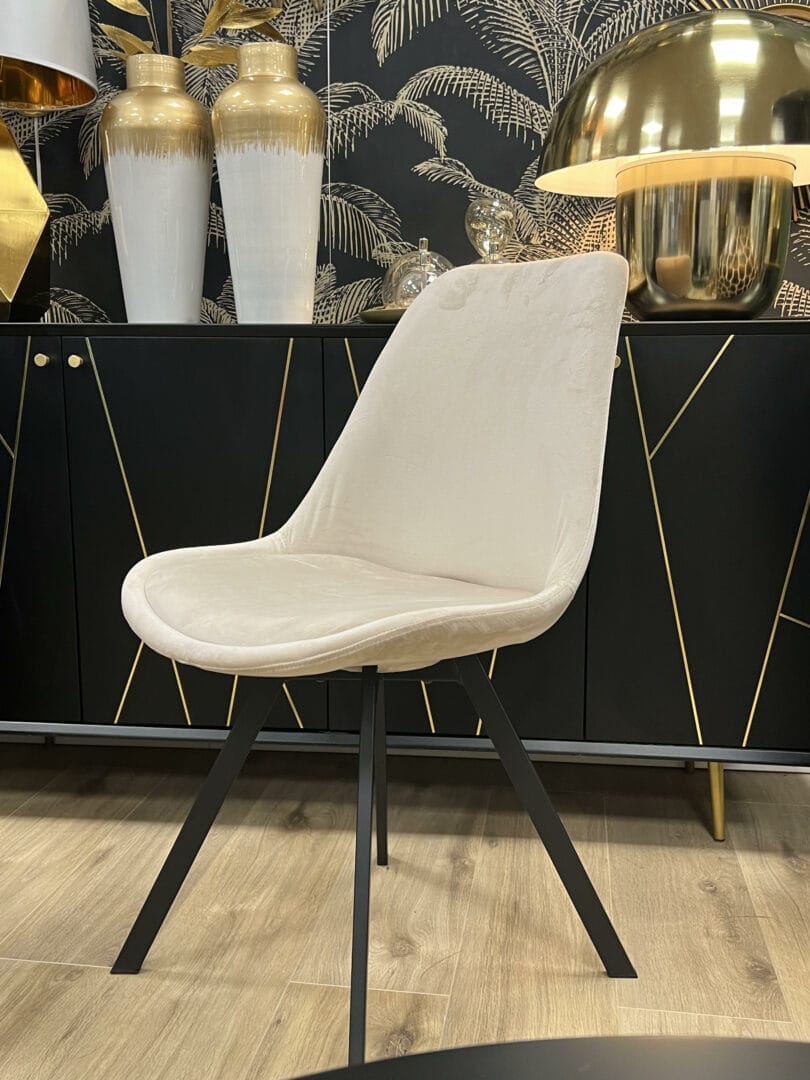 Chaise en velours beige avec pied métal décoration boutique plume magasin de décoration Rouen le petit quevilly Normandie