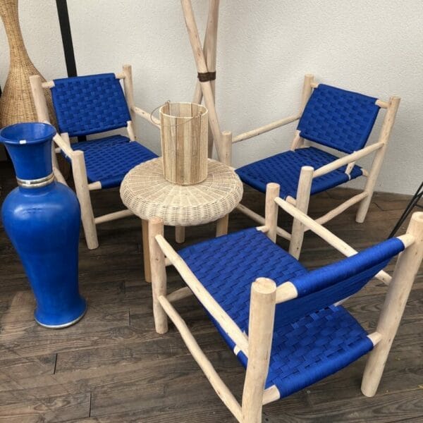 Salon de jardin artisanal bleu majorelle fauteuil en bois massif et corde tressée, table basse ronde en rotin décoration boutique plume magasin décoration à Rouen Le Petit Quevilly Normandie
