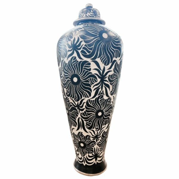 Notre jarre noire et blanche sculptée artisanale en céramique d'1m80 décoration boutique plume magasin de déco rouen le petit quevilly normandie