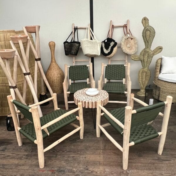 Salon de jardin artisanal fauteuil en bois massif et corde tressée, table basse ronde avec plateau en rondin de bois