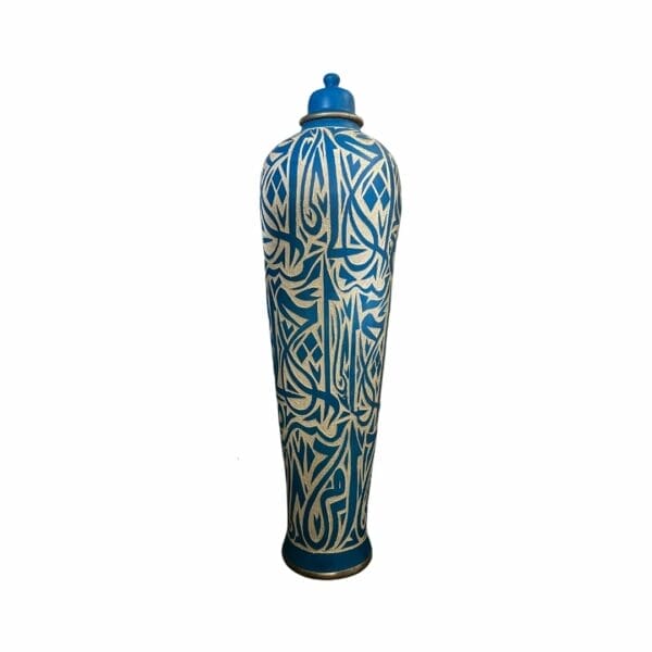 Jarre marocaine artisanale allongée avec des motifs arabesques sculptés à la main blanche et bleu majorelle décoration interieure et exterieure boutique plume magasin de déco rouen le petit quevilly normandie