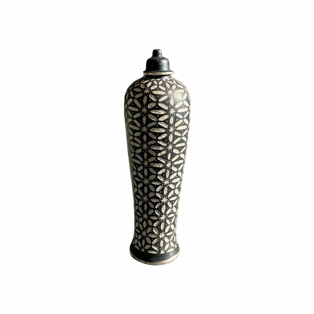 Petite jarre noire allongée sculptée avec un chapeau. Jarre artisanale en céramique décoration de la boutique plume magasin de déco rouen le petit quevilly normandie