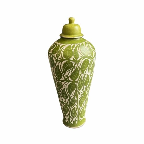 Jarre avec chapeau artisanale en céramique verte olive avec des motifs de feuillage sculptée à la main dessus . Décoration del a boutique Plume magasin de déco rouen le petit quevilly normandie