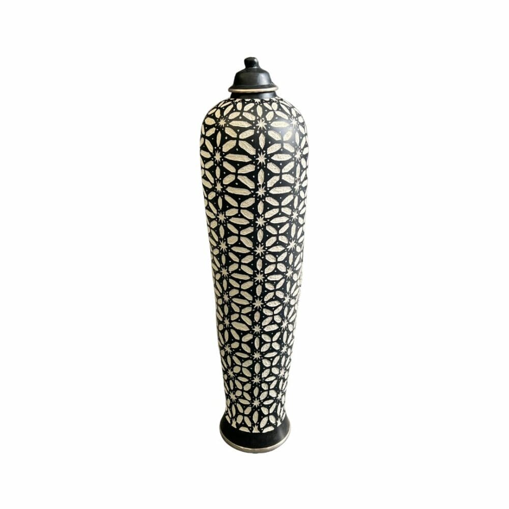 Jarre noire allongée avec chapeau, une pièce artisanale en céramique. Une décoration dela boutique Plume magasin de déco rouen le petit quevilly normandie