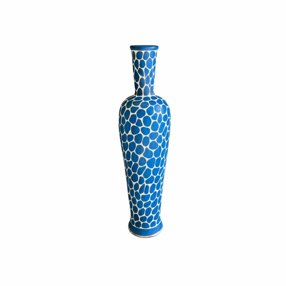 Jarre Rosi bouteille bleu majorelle, une pièce artisanale en céramique sculptée à la main. Décoration de la boutique Plume magasin de déco aux docks76 à rouen normandie