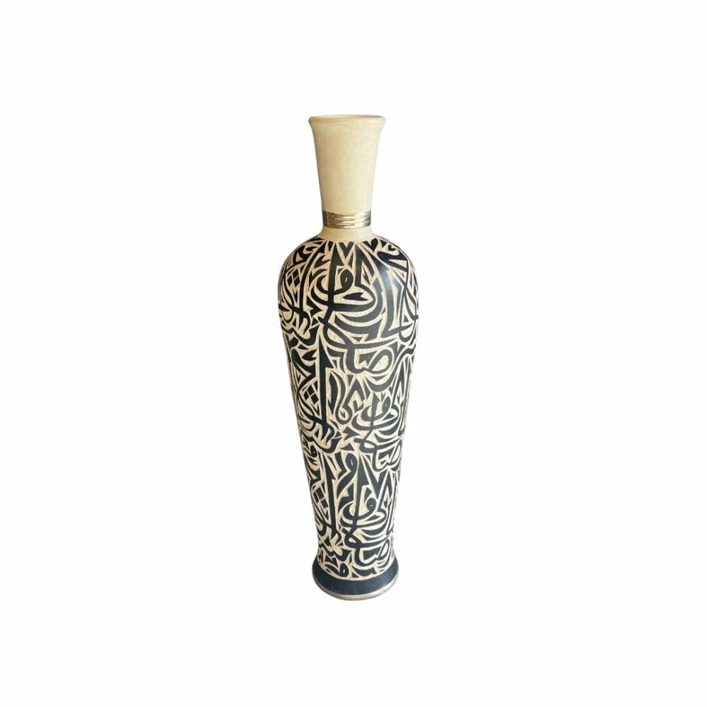 Jarre artisanale bouteille à motifs arabesques en ceramique écrue et noire décoration de la boutique plume magasin de déco aux docks76 à rouen normandie