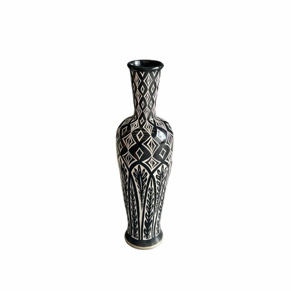 jarre artisanale en céramique noire brillante avec des motifs sculpté à la main une décoration de la boutique plume magasin de déco aux docks76 à Rouen