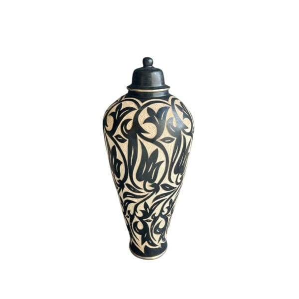 Jarre artisanale en ceramique noire florale sculptée de 120cm une décoration de la boutique plume magasin de déco aux docks76 à Rouen