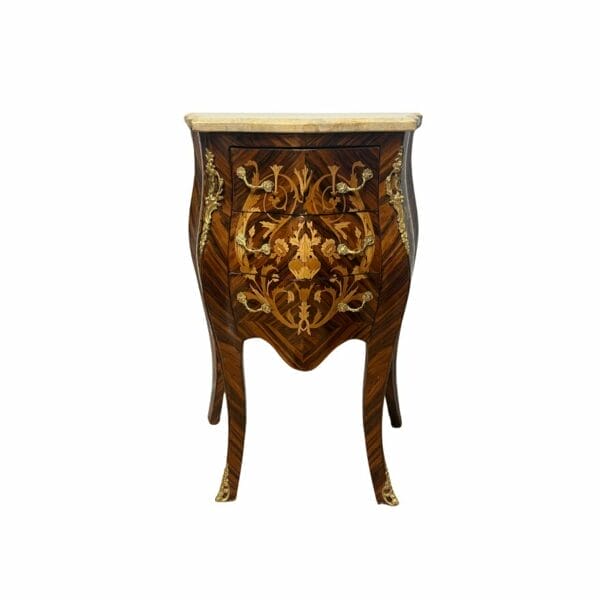 commode baroque avec des côtés galbés et marquetés, ouvrant en façade par trois tiroirs superposés. Décor marqueté animé de motifs d’inspiration végétale. Meuble déco de la boutique plume magasin de dcéoration aux docks76 à Rouen normandie