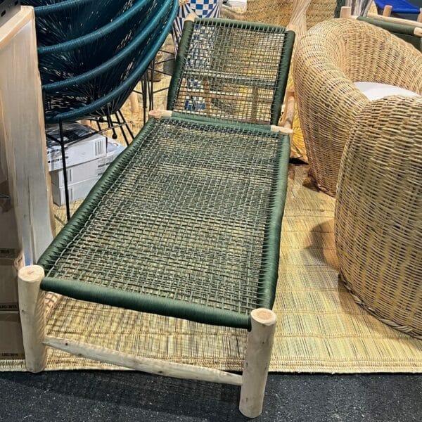 transat en bois et en corde kaki tressée meuble exterieur décoration de la boutique plume magasin de déco aux docks76 à rouen normandie