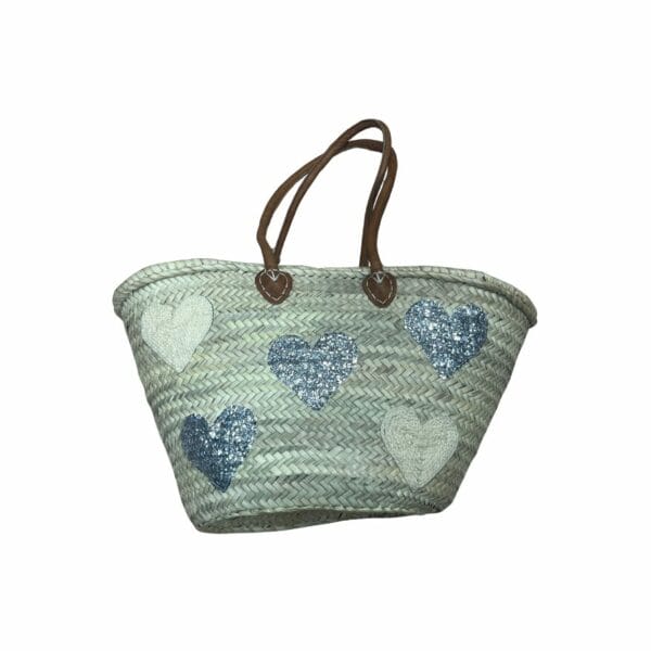 cabas paille avec coeurs écrus et argentés brodés dessus . Un sac de la boutqiue plume un magasin de déco aux docks76 à Rouen normandie