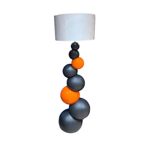 lampadaire design avec un pied boules de couleur gris et orange et un abat jour blanc écru décoration de la boutique plume magasin de déco aux docks76 à rouen normandie
