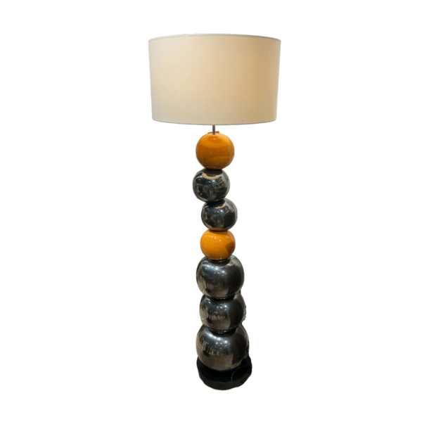 lampadaire design avec un pied boules de couleur marron, jaune et un abat jour blanc écru décoration de la boutique plume magasin de déco aux docks76 à rouen normandie
