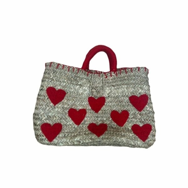 Sac paille avec des coeurs rouges brodés dessus . Sac de la boutique Plume magasin de déco aux docks76 à Rouen en normandie