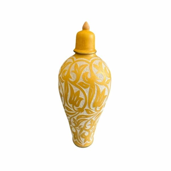 Jarre Flora artisanale en ceramique jaune à motifs floraux sculptées une décoration de la boutique Plume magasin de déco aux docks76 à Rouen normandie