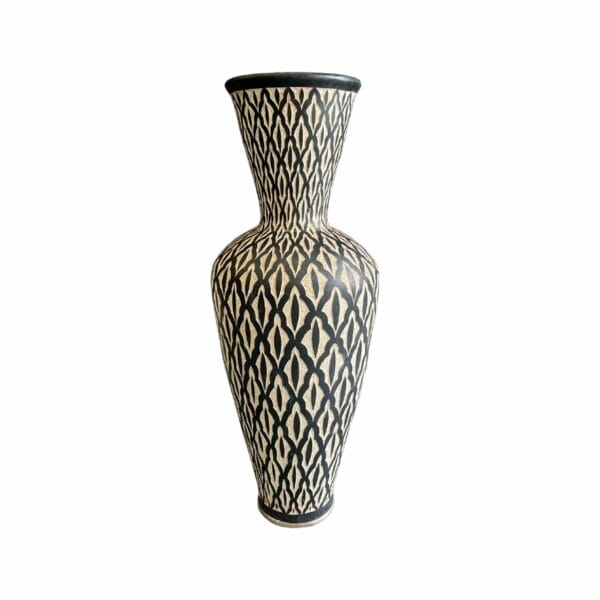 Jarre noire sculptée motif losanges en céramique artisanale 1m60 décoration de la boutique plume magasin de dcéo aux docks76 à Rouen