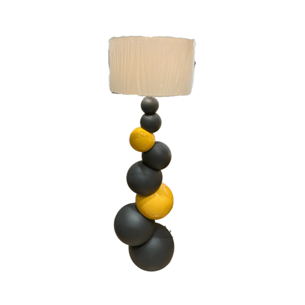 lampadaire design avec un pied boules de couleur gris et jaune et un abat jour blanc écru décoration de la boutique plume magasin de déco aux docks76 à rouen normandie