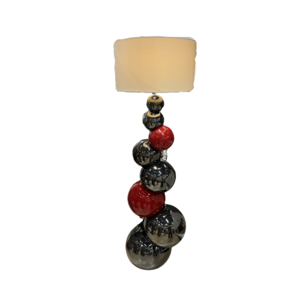 lampadaire design avec un pied boules de couleur marron et rouge et un abat jour blanc écru décoration de la boutique plume magasin de déco aux docks76 à rouen normandie