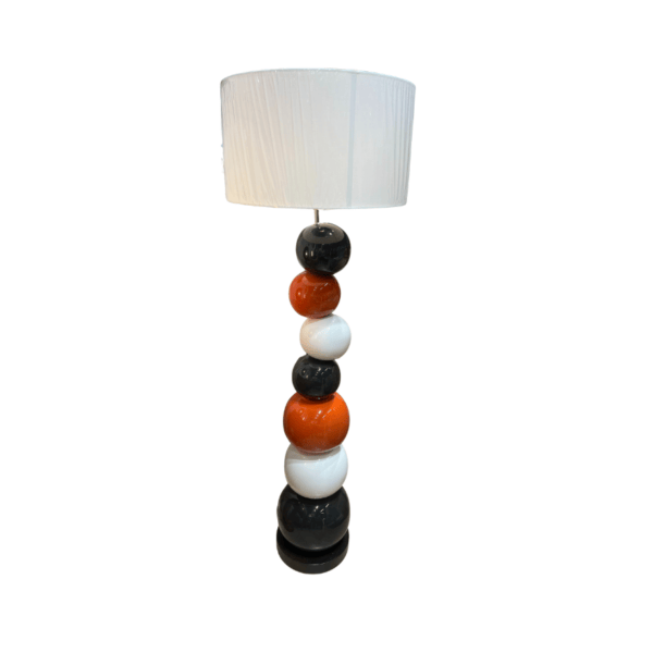 lampadaire design avec un pied boules de couleur marron, orange et blanc et un abat jour blanc écru décoration de la boutique plume magasin de déco aux docks76 à rouen normandie