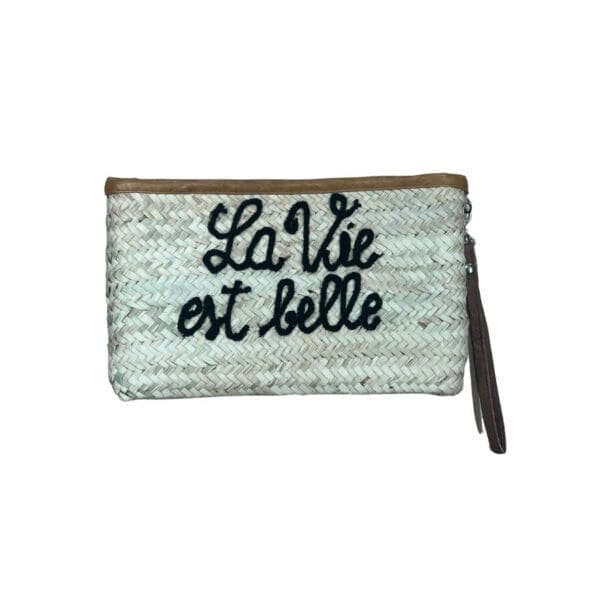 Pochette en raphia "la vie est belle" brodé en noir dessus pochette de la boutique plume magasin de dcéo aux docks76 à Rouen en normandie