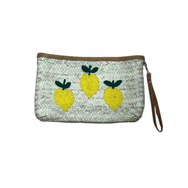 pochette en raphia avec citron brodé dessus pochette de la boutique plume magasin de déco aux docks76 à Rouen normandie