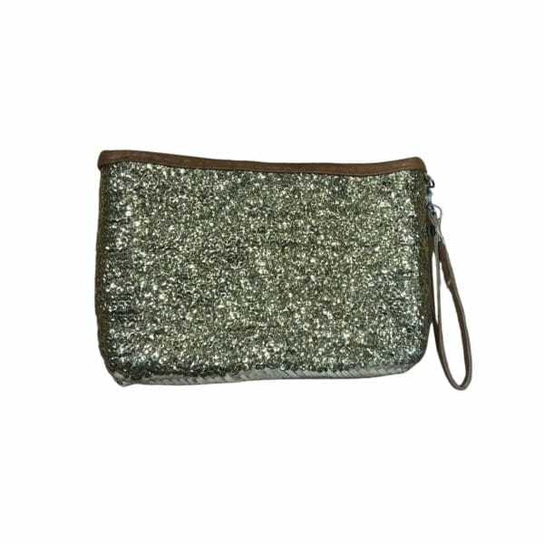 Pochette en raphia entièrement recouverte de sequin doré avec une anse en cuir pochette de la boutique plume magasin de déco aux docks76 à Rouen normandie