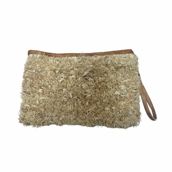 pochette en raphia avec une anse en cuir. Une pochette de la boutique Plume magasin de déco aux docks76 à Rouen normandie