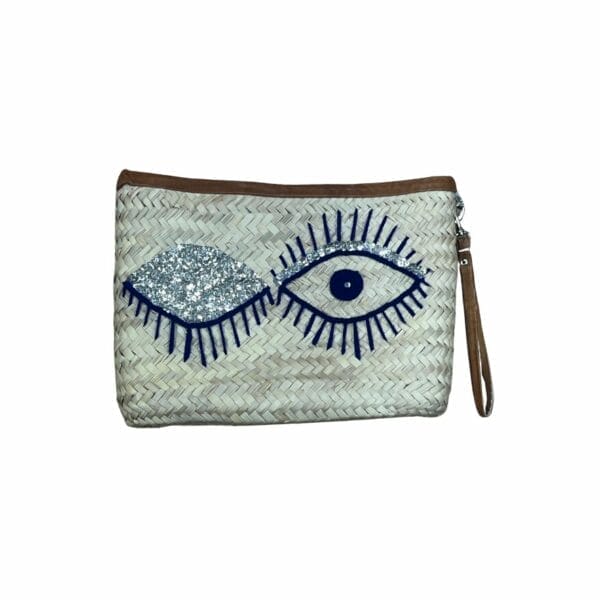 pochette en raphia avec des yeux bleu et argenté brodés dessus pochette de la boutique Plume magasin de déco aux docks76 à Rouen normandie
