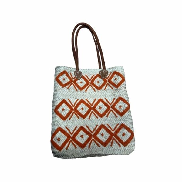 Sac paille artisanal avec des motifs orange brodés dessus , sac de la boutique plume magasin de déco aux docks76 à Rouen normandie